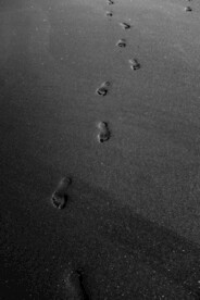 黑色 沙子 脚印