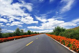 蓝天下的城际公路