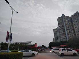 城市繁华红绿灯路口斑马线