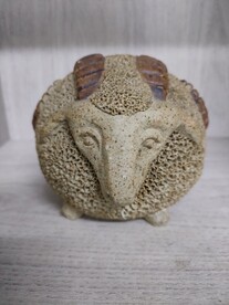 可爱趣味石雕小绵羊