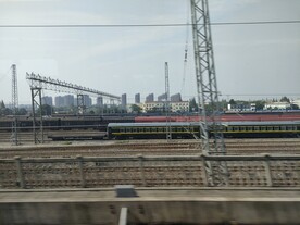 高铁窗外风景行驶的列车铁路铁轨