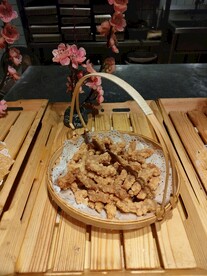 精致美味油炸小酥肉丸子菜肴