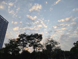 秋天日落晚霞美丽天空