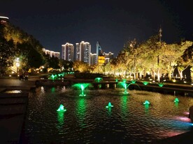 彩色喷泉城市夜景