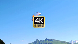 航拍山谷中滑翔的跳伞运动员