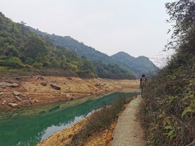 爬山 