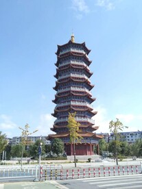 蓝天下的塔