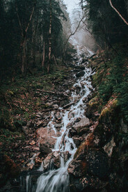 山间小河流水