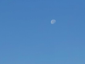 小清新清晨的明月蓝天