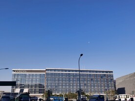 早上的城市路灯和月亮