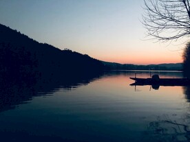 落日湖面漂船