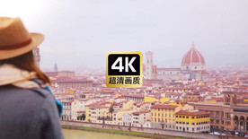 景区观景拍照的女子