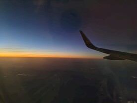 飞机窗外的日落