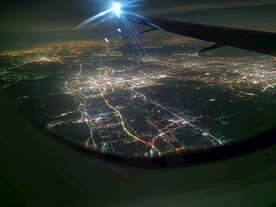 飞机窗外的城市夜景
