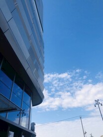 仰视天空大楼