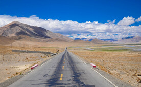 蓝天白云下的公路