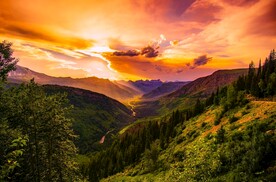 白天阴天河边的青山