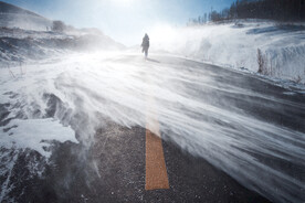 风雪中的行人