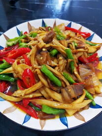 五花肉炒野山菌