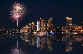 城市上空绽放的烟花图片