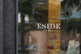 高级户外标志样机展示PSD玻璃