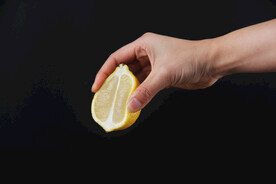 手挤柠檬汁