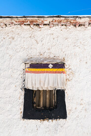 西藏拉萨色拉寺僧舍窗口