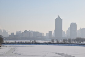 冬季雪中雾中的城市剪影