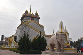 白马寺泰国佛殿苑大象石像