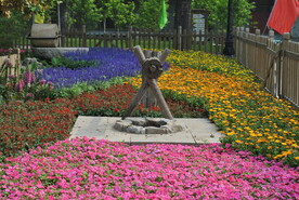 花丛中的辘轳和水井