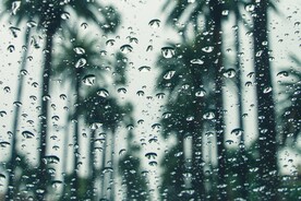 玻璃上的水珠 下雨 
