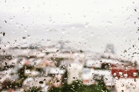 玻璃窗上的水 图片