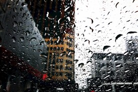 窗外的世界 下雨 玻璃上的水