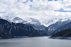 新疆天山天池雪山雪峰