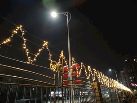 夜晚园区栅栏串灯和路灯灯笼