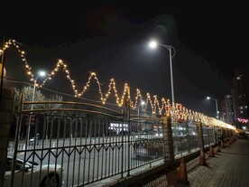 夜晚小区栅栏串灯和路灯