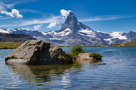 雪山湖泊
