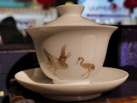 白色瓷器茶具仙鹤花纹