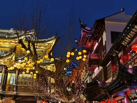 上海豫园元宵灯会复古中式建筑