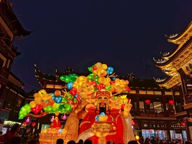 上海豫园元宵灯会财神复古建筑