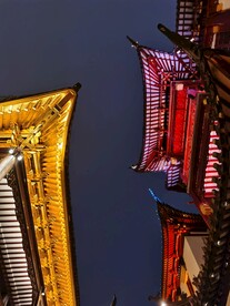 上海豫园复古中式建筑屋檐夜景