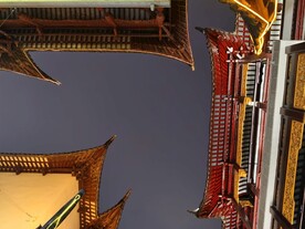 上海豫园灯会中式屋檐