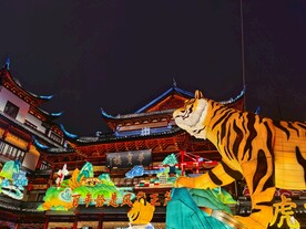 上海豫园元宵灯会花灯中式建筑