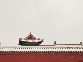 雪中的中式复古建筑屋檐红墙绿瓦