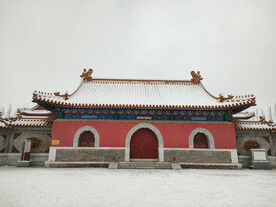雪中的北京德寿寺复古中式建筑