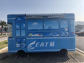 路边上可爱的小蓝车 蓝色