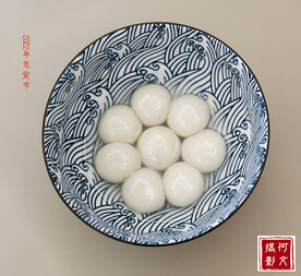 青花瓷碗汤圆高清大图 