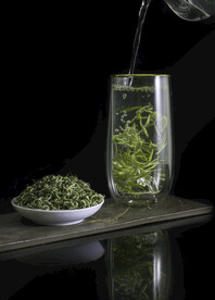 玻璃杯中的茶水