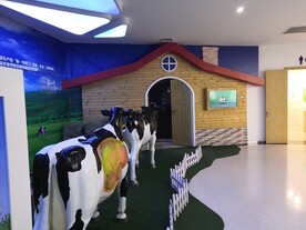 牛奶工厂奶牛造型牛棚房子草地