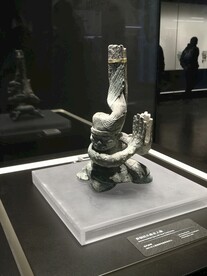 青铜扭头跪坐人像